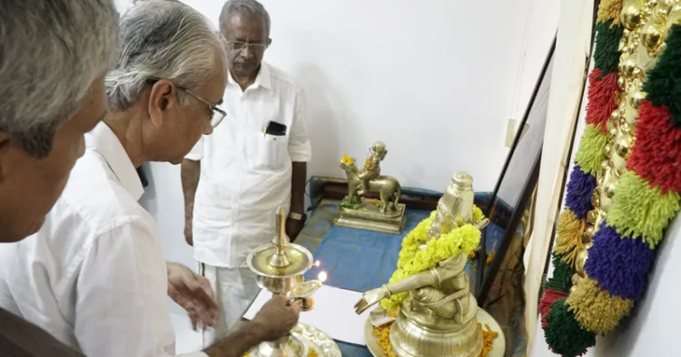 തിരുവിതാംകൂര്‍ ദേവസ്വം പ്രസിഡന്റായി സത്യപ്രതിജ്ഞ ചെയ്തശേഷം ഔദ്യോഗിക റൂമിലെത്തി അയ്യപ്പ വിഹ്രത്തിന് മുന്നില്‍ കെ. ജയകുമാര്‍ നിലവിളക്ക് തെളിയിക്കുന്നു. ദേവസ്വംബോര്‍ഡ് അംഗം കെ. രാജു സമീപം