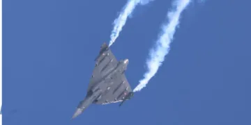 തേജസ് എംകെ1 ദുബായ് എയര്‍ ഷോയില്‍ നടത്തിയ അഭ്യാസപ്രകടനം