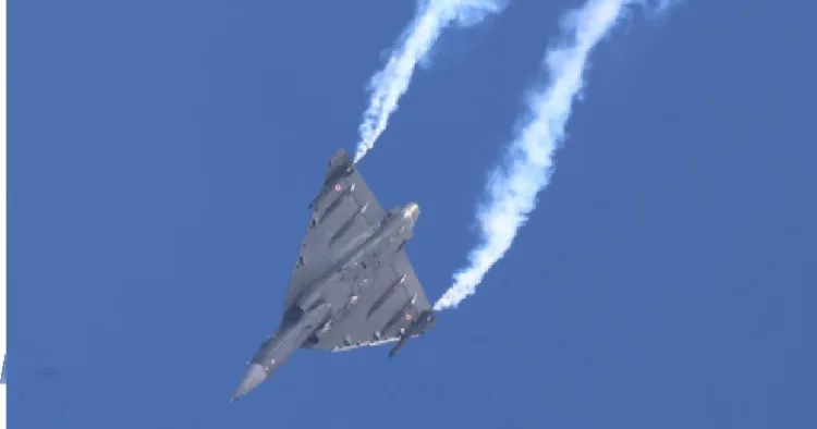 തേജസ് എംകെ1 ദുബായ് എയര്‍ ഷോയില്‍ നടത്തിയ അഭ്യാസപ്രകടനം