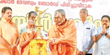 ഹിന്ദു ഐക്യവേദിയുടെ ആഭിമുഖ്യത്തില്‍ എളമക്കര ഭാസ്‌കരീയത്തില്‍ സംഘടിപ്പിച്ച ടെമ്പിള്‍ പാര്‍ലമെന്റ് കൊളത്തൂര്‍ അദ്വൈതാശ്രമം മഠാധിപതി സ്വാമി ചിദാനന്ദപുരി ഉദ്ഘാടനം ചെയ്യുന്നു.