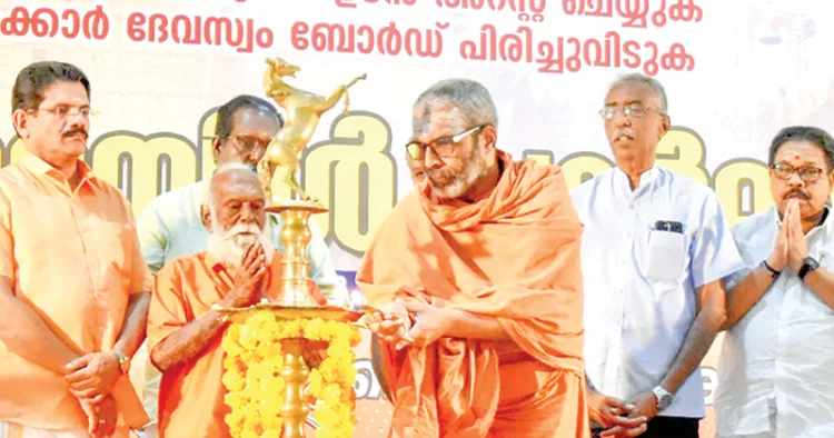 ഹിന്ദു ഐക്യവേദിയുടെ ആഭിമുഖ്യത്തില്‍ എളമക്കര ഭാസ്‌കരീയത്തില്‍ സംഘടിപ്പിച്ച ടെമ്പിള്‍ പാര്‍ലമെന്റ് കൊളത്തൂര്‍ അദ്വൈതാശ്രമം മഠാധിപതി സ്വാമി ചിദാനന്ദപുരി ഉദ്ഘാടനം ചെയ്യുന്നു.