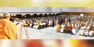 ഹിന്ദു ഐക്യവേദിയുടെ ആഭിമുഖ്യത്തില്‍ എളമക്കര ഭാസ്‌കരീയത്തില്‍ സംഘടിപ്പിച്ച ഹിന്ദു പാര്‍ലമെന്റ് കൊളത്തൂര്‍ അദ്വൈതാശ്രമം മഠാധിപതി സ്വാമി ചിദാനന്ദപുരി ഉദ്ഘാടനം ചെയ്ത് സംസാരിക്കുന്നു