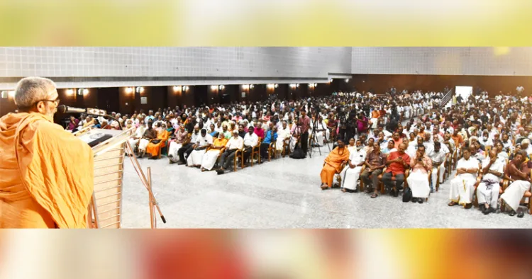 ഹിന്ദു ഐക്യവേദിയുടെ ആഭിമുഖ്യത്തില്‍ എളമക്കര ഭാസ്‌കരീയത്തില്‍ സംഘടിപ്പിച്ച ഹിന്ദു പാര്‍ലമെന്റ് കൊളത്തൂര്‍ അദ്വൈതാശ്രമം മഠാധിപതി സ്വാമി ചിദാനന്ദപുരി ഉദ്ഘാടനം ചെയ്ത് സംസാരിക്കുന്നു