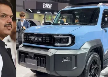 മഹാരാഷ്ട്ര മുഖ്യമന്ത്രി ദേവേന്ദ്ര ഫഡ്നാവിസ് (ഇടത്ത്) മഹാരാഷ്ട്രയിലെ 827 ഏക്കറില്‍ ഒരുങ്ങുന്ന നിര്‍മ്മാണപ്ലാന്‍റില്‍ നിന്നും പുറത്തിറങ്ങാന്‍ പോകുന്ന ടൊയോട്ട ലാൻഡ് ക്രൂയിസർ എഫ്‍ജെ (വലത്ത്)