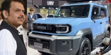 മഹാരാഷ്ട്ര മുഖ്യമന്ത്രി ദേവേന്ദ്ര ഫഡ്നാവിസ് (ഇടത്ത്) മഹാരാഷ്ട്രയിലെ 827 ഏക്കറില്‍ ഒരുങ്ങുന്ന നിര്‍മ്മാണപ്ലാന്‍റില്‍ നിന്നും പുറത്തിറങ്ങാന്‍ പോകുന്ന ടൊയോട്ട ലാൻഡ് ക്രൂയിസർ എഫ്‍ജെ (വലത്ത്)