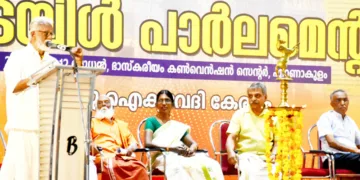 ഹിന്ദു പാര്‍ലമെന്റില്‍ മുന്‍ മിസോറാം ഗവര്‍ണര്‍ കുമ്മനം രാജശേഖരന്‍ സംസാരിക്കുന്നു. ആചാര്യ എം.കെ. കുഞ്ഞോല്‍, കെ.പി. ശശികല ടീച്ചര്‍, ആര്‍.വി. ബാബു, കെ.കെ. ബല്‍റാം സമീപം