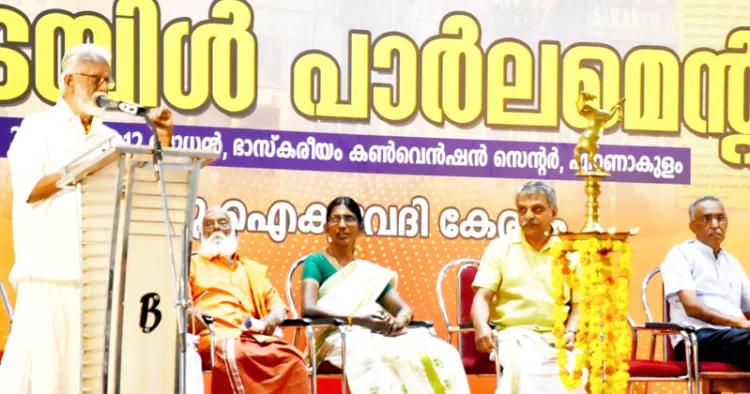 ഹിന്ദു പാര്‍ലമെന്റില്‍ മുന്‍ മിസോറാം ഗവര്‍ണര്‍ കുമ്മനം രാജശേഖരന്‍ സംസാരിക്കുന്നു. ആചാര്യ എം.കെ. കുഞ്ഞോല്‍, കെ.പി. ശശികല ടീച്ചര്‍, ആര്‍.വി. ബാബു, കെ.കെ. ബല്‍റാം സമീപം