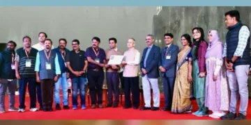 രാജ്യാന്തര വ്യാപാര മേളയിൽ സ്വച്ഛ പവലിയൻ വിഭാഗത്തിൽ രണ്ടാം സ്ഥാനം നേടിയ കേരളത്തിന്റെ പുരസ്കാരം ഐടിപിഒ ചെയർമാൻ പ്രദീപ് സിങ് ഖറോള, എക്സിക്യൂട്ടീവ് ഡയറക്ടർ പ്രേംജിത് ലാൽ എന്നിവരിൽ നിന്ന് ഇൻഫർമേഷൻ പബ്ലിക് റിലേഷൻസ് വകുപ്പ് അഡീഷനൽ ഡയറക്ടർ കെ.ജി. സന്തോഷ് ഏറ്റുവാങ്ങുന്നു. എസ്.ആർ. പ്രവീൺ, വി. ശ്യാം, സി.ടി ജോൺ, പി. സതികുമാർ, തുടങ്ങിയവർ സമീപം.