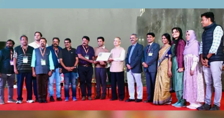 രാജ്യാന്തര വ്യാപാര മേളയിൽ സ്വച്ഛ പവലിയൻ വിഭാഗത്തിൽ രണ്ടാം സ്ഥാനം നേടിയ കേരളത്തിന്റെ പുരസ്കാരം ഐടിപിഒ ചെയർമാൻ പ്രദീപ് സിങ് ഖറോള, എക്സിക്യൂട്ടീവ് ഡയറക്ടർ പ്രേംജിത് ലാൽ എന്നിവരിൽ നിന്ന് ഇൻഫർമേഷൻ പബ്ലിക് റിലേഷൻസ് വകുപ്പ് അഡീഷനൽ ഡയറക്ടർ കെ.ജി. സന്തോഷ് ഏറ്റുവാങ്ങുന്നു. എസ്.ആർ. പ്രവീൺ, വി. ശ്യാം, സി.ടി ജോൺ, പി. സതികുമാർ, തുടങ്ങിയവർ സമീപം.