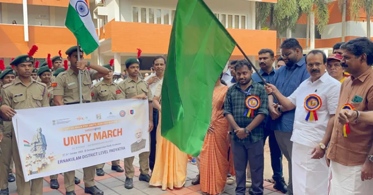 സര്‍ദാര്‍ വല്ലഭ്ഭായ് പട്ടേലിന്റെ 150-ാമത് ജന്മവാര്‍ഷികത്തോടനുബന്ധിച്ച് എറണാകുളം ചിന്മയ വിശ്വവിദ്യാപീഠത്തില്‍ നടന്ന രാഷ്ട്രീയ ഏകതാ ദിവസിന്റെ ഭാഗമായുള്ള പദയാത്ര കേന്ദ്രമന്ത്രി ജോര്‍ജ് കുര്യന്‍ ഫ്‌ളാഗ് ഓഫ് ചെയ്യുന്നു