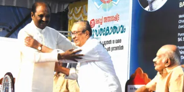 കൊച്ചി അന്താരാഷ്ട്ര പുസ്തകോത്സവ വേദിയില്‍ ബാലാമണി പുരസ്‌കാരം സമ്മാനിച്ച കവി വൈരമുത്തു പുരസ്‌കാര ജേതാവ് എം.എം. ബഷീറിനെ അനുമോദിക്കുന്നു. സാഹിത്യകാരന്‍ സേതു സമീപം