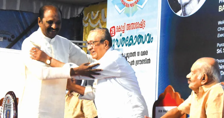 കൊച്ചി അന്താരാഷ്ട്ര പുസ്തകോത്സവ വേദിയില്‍ ബാലാമണി പുരസ്‌കാരം സമ്മാനിച്ച കവി വൈരമുത്തു പുരസ്‌കാര ജേതാവ് എം.എം. ബഷീറിനെ അനുമോദിക്കുന്നു. സാഹിത്യകാരന്‍ സേതു സമീപം