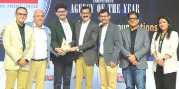 ദേശിയ തലത്തില്‍ മികച്ച ഏജന്‍സി ഓഫ് ദി ഇയര്‍ പുരസ്‌കാരം വളപ്പില കമ്മ്യൂണിക്കേഷന്‍സ് മാനേജിങ് ഡയറക്ടര്‍മാരായ ജെയിംസ് വളപ്പില, ജോണ്‍സ് വളപ്പില, ഡയറക്ടര്‍ ലിയോ വളപ്പില എന്നിവര്‍ ഏറ്റുവാങ്ങുന്നു. അവാര്‍ഡ് കമ്മിറ്റി ചെയര്‍മാന്‍ നവല്‍ അഹൂജ, ഡോ. അനുരാഗ് ബത്ര, സുനില്‍ ഗാഡ്ഗില്‍, ആകാംക്ഷ തിവാരി എന്നിവര്‍ സമീപം