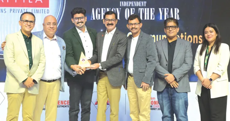 ദേശിയ തലത്തില്‍ മികച്ച ഏജന്‍സി ഓഫ് ദി ഇയര്‍ പുരസ്‌കാരം വളപ്പില കമ്മ്യൂണിക്കേഷന്‍സ് മാനേജിങ് ഡയറക്ടര്‍മാരായ ജെയിംസ് വളപ്പില, ജോണ്‍സ് വളപ്പില, ഡയറക്ടര്‍ ലിയോ വളപ്പില എന്നിവര്‍ ഏറ്റുവാങ്ങുന്നു. അവാര്‍ഡ് കമ്മിറ്റി ചെയര്‍മാന്‍ നവല്‍ അഹൂജ, ഡോ. അനുരാഗ് ബത്ര, സുനില്‍ ഗാഡ്ഗില്‍, ആകാംക്ഷ തിവാരി എന്നിവര്‍ സമീപം