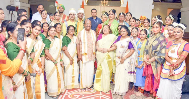 കൊല്‍ക്കത്ത രാജ്ഭവനില്‍ സംഘടിപ്പിച്ച വള്ളത്തോള്‍ ജയന്തി ആഘോഷങ്ങളില്‍ വിവിധ പരിപാടികള്‍ അവതരിപ്പിച്ച കലാകാരന്മാര്‍ക്കൊപ്പം ഗവര്‍ണര്‍ ഡോ. സി.വി. ആനന്ദബോസ്‌
