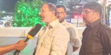 വി. മുരളീധരന്‍ സന്നിധാനത്തു മാധ്യമപ്രവര്‍ത്തകരോടു സംസാരിക്കുന്നു.