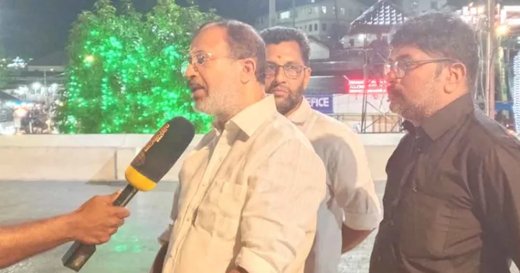 വി. മുരളീധരന്‍ സന്നിധാനത്തു മാധ്യമപ്രവര്‍ത്തകരോടു സംസാരിക്കുന്നു.