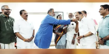 ബീഹാറിലെ എന്‍ഡിഎ വിജയം ബിജെപി സംസ്ഥാനകാര്യാലയത്തില്‍ ആഘോഷിച്ചപ്പോള്‍ സംസ്ഥാന അധ്യക്ഷന്‍ രാജീവ് ചന്ദ്രശേഖര്‍ മുന്‍ കേന്ദ്രമന്ത്രി വി. മുരളീധരന് മധുരം നല്‍കുന്നു