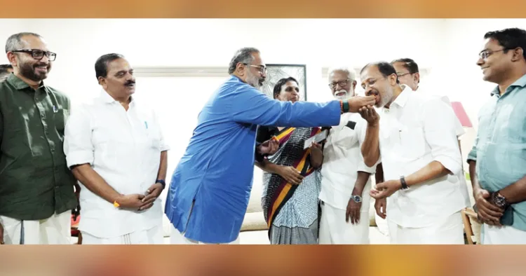 ബീഹാറിലെ എന്‍ഡിഎ വിജയം ബിജെപി സംസ്ഥാനകാര്യാലയത്തില്‍ ആഘോഷിച്ചപ്പോള്‍ സംസ്ഥാന അധ്യക്ഷന്‍ രാജീവ് ചന്ദ്രശേഖര്‍ മുന്‍ കേന്ദ്രമന്ത്രി വി. മുരളീധരന് മധുരം നല്‍കുന്നു