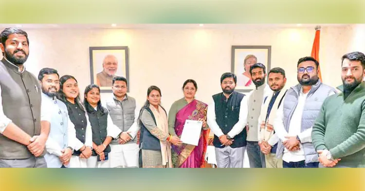 കേന്ദ്ര വനിതാ-ശിശു വികസന വകുപ്പ് മന്ത്രി അന്നപൂര്ണ്ണ ദേവിക്ക് എബിവിപി ദേശീയ ജനറല് സെക്രട്ടറി ഡോ. വീരേന്ദ്ര സിങ് സോളങ്കിയുടെ നേതൃത്വത്തിലുള്ള സംഘം വിവിധ ആവശ്യങ്ങള് ഉന്നയിച്ചുള്ള നിവേദനം കൈമാറിയപ്പോള്