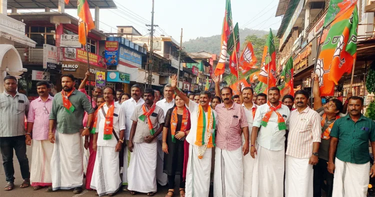 എന്‍ഡിഎയുടെ ആഭിമുഖ്യത്തില്‍ ആലക്കോട് നഗരത്തില്‍ നടന്ന ആഹ്ലാദപ്രകടനം