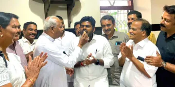 ക്രിസ്തുമസ് ആശംസകള്‍ നേരാനായി തൃശ്ശൂര്‍ ബിഷപ്പ് ഹൗസില്‍ എത്തിയ ബിജെപി തമിഴ്‌നാട് മുന്‍ സംസ്ഥാന
പ്രസിഡണ്ട് അണ്ണാമലൈക്ക് ആര്‍ച്ച് ബിഷപ് മാര്‍ ആന്‍ഡ്രൂസ് താഴത്ത് കേക്ക് നല്‍കുന്നു