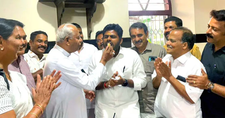 ക്രിസ്തുമസ് ആശംസകള്‍ നേരാനായി തൃശ്ശൂര്‍ ബിഷപ്പ് ഹൗസില്‍ എത്തിയ ബിജെപി തമിഴ്‌നാട് മുന്‍ സംസ്ഥാന
പ്രസിഡണ്ട് അണ്ണാമലൈക്ക് ആര്‍ച്ച് ബിഷപ് മാര്‍ ആന്‍ഡ്രൂസ് താഴത്ത് കേക്ക് നല്‍കുന്നു