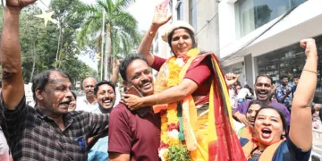 ചേങ്കോട്ടുകോണത്തു നിന്നു വിജയിച്ച അര്‍ച്ചനാ മണികണ്ഠനെ എടുത്തുയര്‍ത്തി പ്രവര്‍ത്തകര്‍