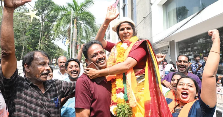 ചേങ്കോട്ടുകോണത്തു നിന്നു വിജയിച്ച അര്‍ച്ചനാ മണികണ്ഠനെ എടുത്തുയര്‍ത്തി പ്രവര്‍ത്തകര്‍