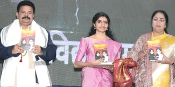 ആര്‍ഷവിദ്യാസമാജം ധര്‍മപ്രചാരിക ആതിരയുടെ ആത്മകഥയായ 'ഞാന്‍ ആതിര'യുടെ ഹിന്ദി പരിഭാഷയായ 'മേം ആതിര'യുടെ പ്രകാശനം ദല്‍ഹി മുഖ്യമന്ത്രി രേഖ ഗുപ്ത നിര്‍വ്വഹിച്ചപ്പോള്‍. ആചാര്യ കെ.ആര്‍. മനോജ്, ആതിര എന്നിവര്‍ സമീപം