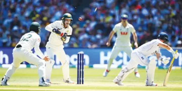 ആഷസ് മൂന്നാം ടെസ്റ്റില്‍ ഇംഗ്ലണ്ട് ഓപ്പണര്‍ ബെന്‍ ഡക്കറ്റ് ബൗള്‍ഡാകുന്നു