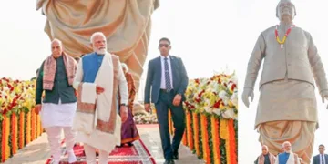 ലഖ്നൗവിലെ രാഷ്ട്രപ്രേരണാ സ്ഥലിന്റെ ഉദ്ഘാടനം നിര്‍വഹിച്ച പ്രധാനമന്ത്രി നരേന്ദ്ര മോദി അടല്‍ ബിഹാരി വാജ്പേയിയുടെ വെങ്കലപ്രതിമയില്‍ പുഷ്പാര്‍ച്ചന നടത്തിയശേഷം പുറത്തേക്ക് വരുന്നു. കേന്ദ്ര പ്രതിരോധമന്ത്രി രാജ്നാഥ് സിങ് സമീപം