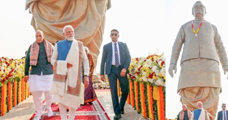 ലഖ്നൗവിലെ രാഷ്ട്രപ്രേരണാ സ്ഥലിന്റെ ഉദ്ഘാടനം നിര്വഹിച്ച പ്രധാനമന്ത്രി നരേന്ദ്ര മോദി അടല് ബിഹാരി വാജ്പേയിയുടെ വെങ്കലപ്രതിമയില് പുഷ്പാര്ച്ചന നടത്തിയശേഷം പുറത്തേക്ക് വരുന്നു. കേന്ദ്ര പ്രതിരോധമന്ത്രി രാജ്നാഥ് സിങ് സമീപം