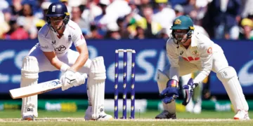 ആഷസ് ടെസ്റ്റില്‍ ഓസ്‌ട്രേലിയക്കെതിരെ ഇംഗ്ലണ്ടിന്റെ ജേക്കബ് ബെതല്‍ റിവേഴ്‌സ് സ്‌കൂപ്പ് ഷോട്ടിന് ശ്രമിക്കുന്നു