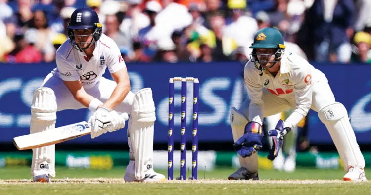 ആഷസ് ടെസ്റ്റില്‍ ഓസ്‌ട്രേലിയക്കെതിരെ ഇംഗ്ലണ്ടിന്റെ ജേക്കബ് ബെതല്‍ റിവേഴ്‌സ് സ്‌കൂപ്പ് ഷോട്ടിന് ശ്രമിക്കുന്നു