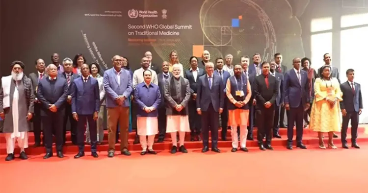 ലോകാരോഗ്യ സംഘടന ആയുഷ് മന്ത്രാലയവുമായി സഹകരിച്ച് ന്യൂദല്ഹി ഭാരതമണ്ഡപത്തില് സംഘടിപ്പിച്ച രണ്ടാമത് പരമ്പരാഗത വൈദ്യശാസ്ത്ര ആഗോള ഉച്ചകോടിയില് പങ്കെടുത്ത വിവിധ രാജ്യങ്ങളില് നിന്നുള്ള പ്രതിനിധികള് പ്രധാനമന്ത്രി നരേന്ദ്ര മോദി, ഡബ്ല്യുഎച്ച്ഒ ഡയറക്ടര് ജനറല് ഡോ. ടെഡ്രോസ് അദാനോം ഗെബ്രിയേസസ്, കേന്ദ്ര ആരോഗ്യമന്ത്രി ജെ.പി. നഡ്ഡ, ആയുഷ് മന്ത്രി പ്രതാപ് റാവു ജാദവ് എന്നിവര്ക്കൊപ്പം