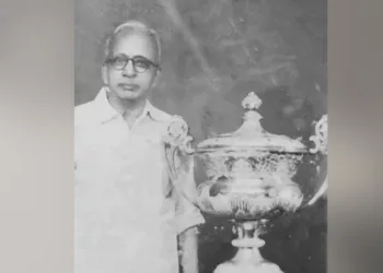 കൊച്ചിമഹാരാജാവ് സമ്മാനിച്ച വെള്ളിക്കപ്പിനോടൊപ്പം
ബാലകൃഷ്ണമേനോന്‍