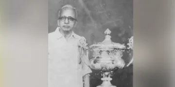 കൊച്ചിമഹാരാജാവ് സമ്മാനിച്ച വെള്ളിക്കപ്പിനോടൊപ്പം
ബാലകൃഷ്ണമേനോന്‍