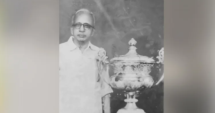 കൊച്ചിമഹാരാജാവ് സമ്മാനിച്ച വെള്ളിക്കപ്പിനോടൊപ്പം
ബാലകൃഷ്ണമേനോന്‍