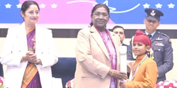 ന്യൂദല്‍ഹി വിജ്ഞാന്‍ ഭവനില്‍ നടന്ന ചടങ്ങില്‍, ഓപ്പറേഷന്‍
സിന്ദൂറിനിടെ സൈനികര്‍ക്ക് ഭക്ഷണവും വെള്ളവും എത്തിച്ചുനല്‍കിയ പഞ്ചാബില്‍ നിന്നുള്ള ശ്രാവണ്‍ സിങ് രാഷ്ട്രപതി ദ്രൗപദി മുര്‍മുവില്‍ നിന്ന് പ്രധാന്‍മന്ത്രി രാഷ്ട്രീയ ബാലപുരസ്‌കാരം സ്വീകരിക്കുന്നു