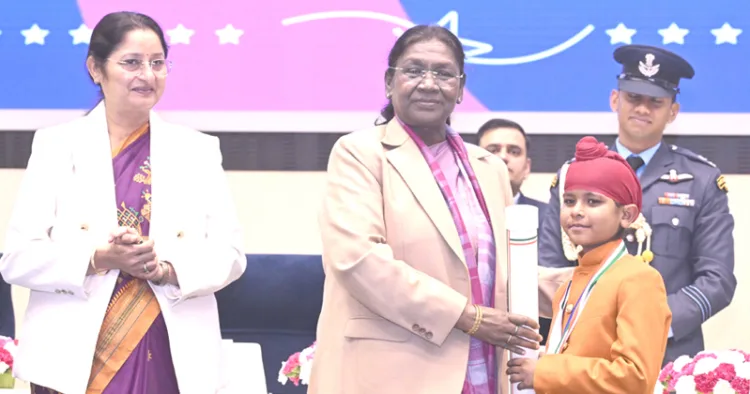 ന്യൂദല്‍ഹി വിജ്ഞാന്‍ ഭവനില്‍ നടന്ന ചടങ്ങില്‍, ഓപ്പറേഷന്‍
സിന്ദൂറിനിടെ സൈനികര്‍ക്ക് ഭക്ഷണവും വെള്ളവും എത്തിച്ചുനല്‍കിയ പഞ്ചാബില്‍ നിന്നുള്ള ശ്രാവണ്‍ സിങ് രാഷ്ട്രപതി ദ്രൗപദി മുര്‍മുവില്‍ നിന്ന് പ്രധാന്‍മന്ത്രി രാഷ്ട്രീയ ബാലപുരസ്‌കാരം സ്വീകരിക്കുന്നു