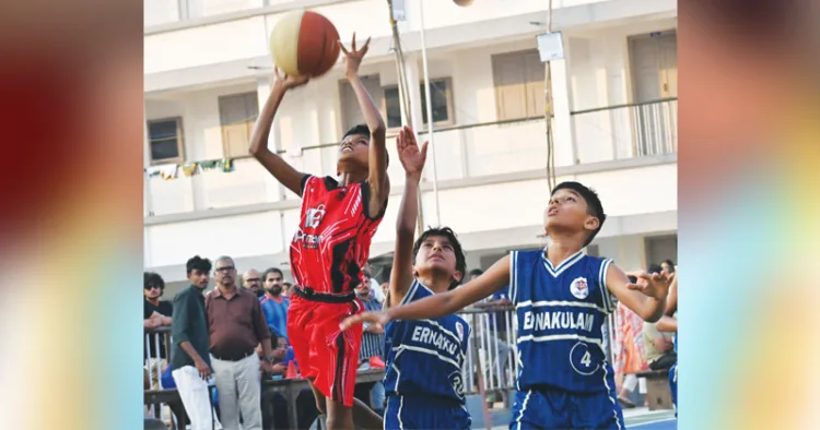 സംസ്ഥാന കിഡ്‌സ് ബാസ്‌കറ്റ്‌ബോളില്‍ എറണാകുളത്തിനെതിരെ ആലപ്പുഴ ടീം പോയിന്റ് നേടുന്നു