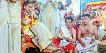 ചക്കുളത്തുകാവ് ശ്രീഭഗവതി ക്ഷേത്രത്തില്‍ ശീമാട്ടി സിഇഒ ബീനാ കണ്ണനെ പൂജിച്ച് ക്ഷേത്ര മുഖ്യകാര്യദര്‍ശി രാധാകൃഷ്ണന്‍ നമ്പൂതിരി നാരീപൂജ നിര്‍വഹിക്കുന്നു