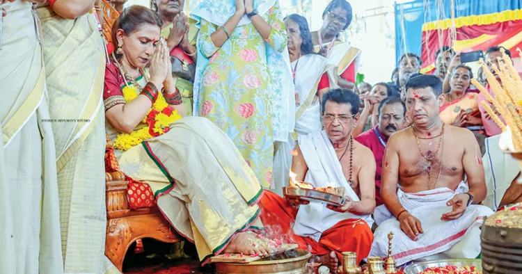 ചക്കുളത്തുകാവ് ശ്രീഭഗവതി ക്ഷേത്രത്തില്‍ ശീമാട്ടി സിഇഒ ബീനാ കണ്ണനെ പൂജിച്ച് ക്ഷേത്ര മുഖ്യകാര്യദര്‍ശി രാധാകൃഷ്ണന്‍ നമ്പൂതിരി നാരീപൂജ നിര്‍വഹിക്കുന്നു