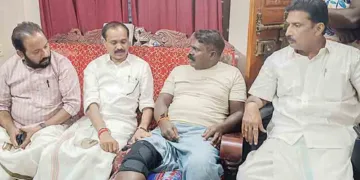 കാലിന് പരിക്കേറ്റ് വിശ്രമിക്കുന്ന ബിജെപി സ്ഥാനാര്‍ത്ഥി സര്‍വ്വശക്തിപുരം ബിനുവിനെ വീട്ടിലെത്തി സന്ദര്‍ശിക്കുന്ന ബിജെപി സംസ്ഥാന ജനറല്‍ സെക്രട്ടറി അഡ്വ.എസ്.സുരേഷ്, മേയര്‍ വി.വി.രാജേഷ്, സൗത്ത് ജില്ല പ്രസിഡന്റ് മുക്കംപാലമുട് ബിജു എന്നിവര്‍