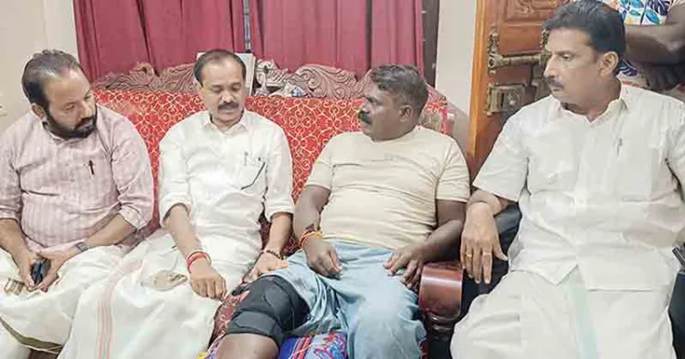 കാലിന് പരിക്കേറ്റ് വിശ്രമിക്കുന്ന ബിജെപി സ്ഥാനാര്‍ത്ഥി സര്‍വ്വശക്തിപുരം ബിനുവിനെ വീട്ടിലെത്തി സന്ദര്‍ശിക്കുന്ന ബിജെപി സംസ്ഥാന ജനറല്‍ സെക്രട്ടറി അഡ്വ.എസ്.സുരേഷ്, മേയര്‍ വി.വി.രാജേഷ്, സൗത്ത് ജില്ല പ്രസിഡന്റ് മുക്കംപാലമുട് ബിജു എന്നിവര്‍