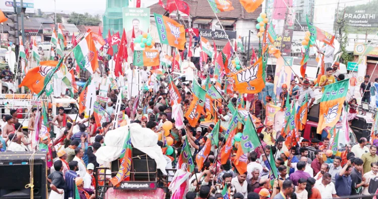 തദ്ദേശതെരഞ്ഞെടുപ്പിന്റെ ആദ്യഘട്ട പ്രചാരണത്തിന് സമാപനംകുറിച്ച് തിരുവനന്തപുരം പേരൂര്‍ക്കടയില്‍ നടന്ന കൊട്ടിക്കലാശത്തില്‍ അണിനിരന്ന എന്‍ഡിഎ പ്രവര്‍ത്തകര്‍