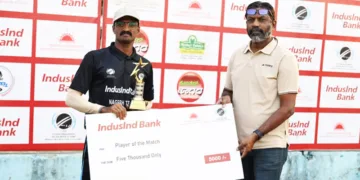 കേരളത്തിന്റെ സ്‌നേഹിത് എസ്.കുമാര്‍ പ്ലയെര്‍ ഓഫ് ദി മാച്ച് അവാര്‍ഡ് സ്വീകരിക്കുന്നു