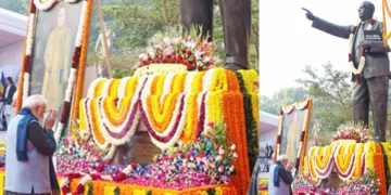 മഹാപരിനിര്‍വാണ ദിനത്തില്‍ പാര്‍ലമെന്റിലെ ഡോ. ബി.ആര്‍. അംബേദ്കര്‍ പ്രതിമയില്‍ പ്രധാനമന്ത്രി നരേന്ദ്ര മോദി പുഷ്പാര്‍ച്ചന നടത്തുന്നു