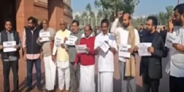 കേന്ദ്രസര്‍ക്കാര്‍ തൊഴിലുറപ്പ് പദ്ധതിയില്‍ കൊണ്ടുവരാനുദ്ദേശിക്കുന്ന മാറ്റങ്ങളോടെയുള്ള പുതിയ വികസിത് ഭാരത്- ജി റാം ജി ബില്ലിനെതിരെ പാര്‍ലമെന്‍റ് കവാടത്തില്‍ പ്രതിഷേധിക്കുന്ന ജോണ്‍ ബ്രിട്ടാസും കൂട്ടരും.